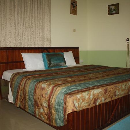 Dokua Royal Hotel Kwabenya エクステリア 写真
