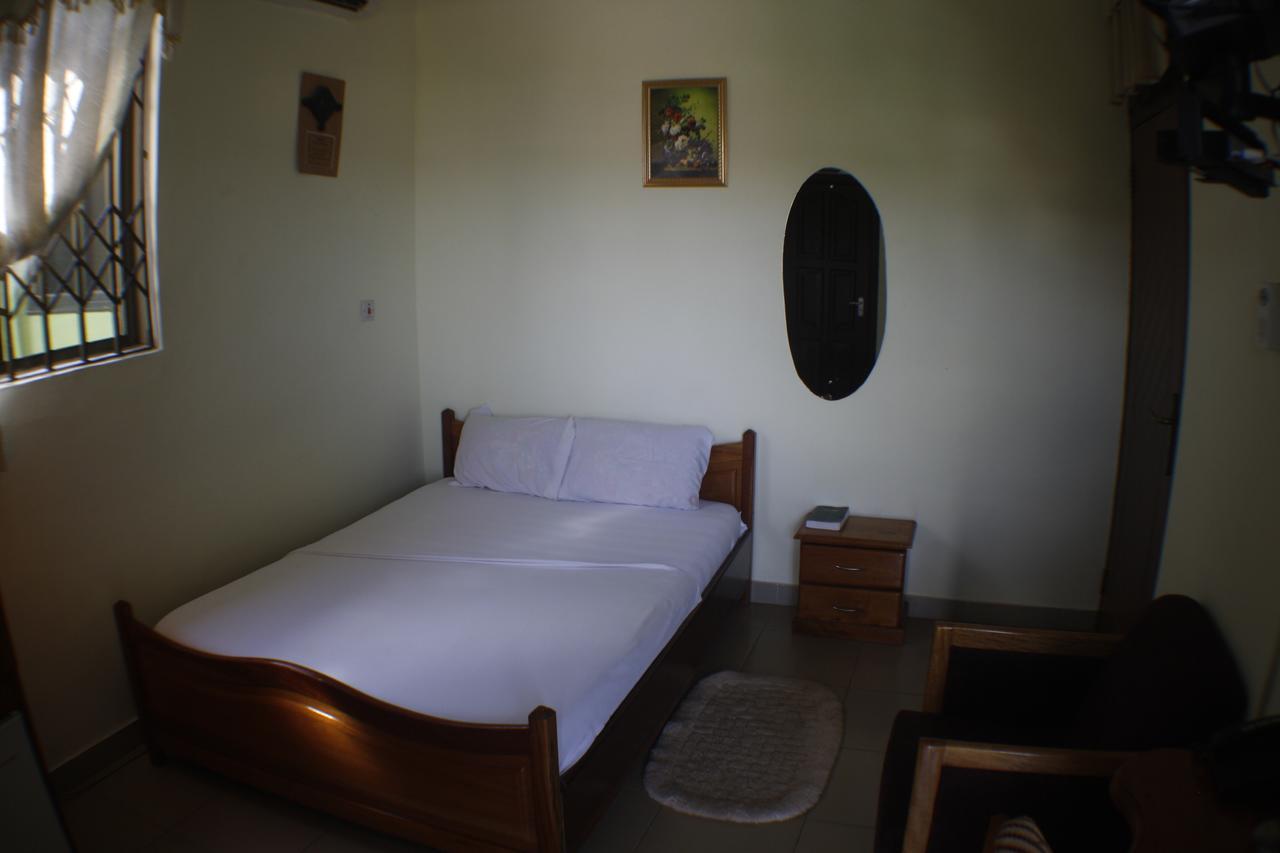 Dokua Royal Hotel Kwabenya エクステリア 写真