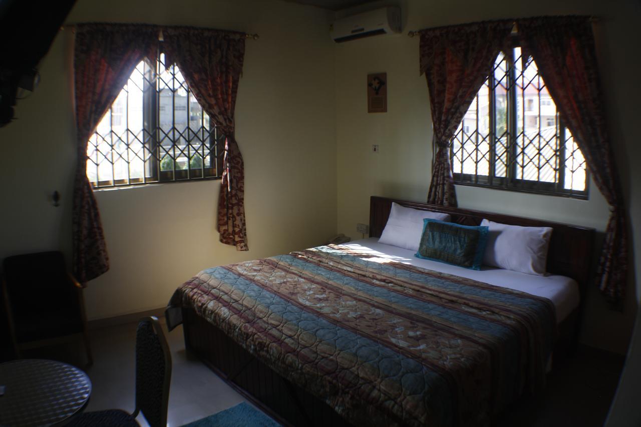 Dokua Royal Hotel Kwabenya エクステリア 写真