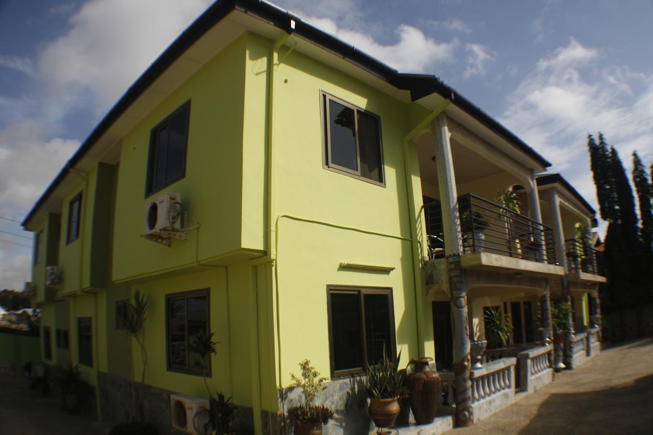 Dokua Royal Hotel Kwabenya エクステリア 写真
