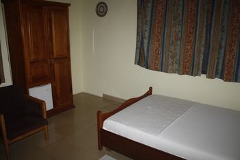Dokua Royal Hotel Kwabenya エクステリア 写真